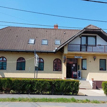Teke Panzio Bed and Breakfast Körmend Exteriör bild