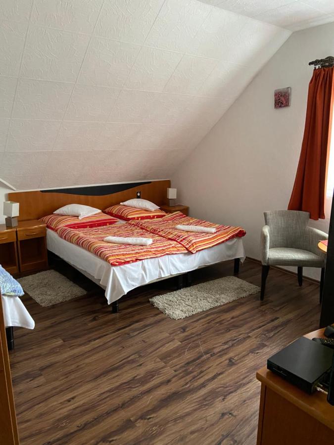 Teke Panzio Bed and Breakfast Körmend Exteriör bild
