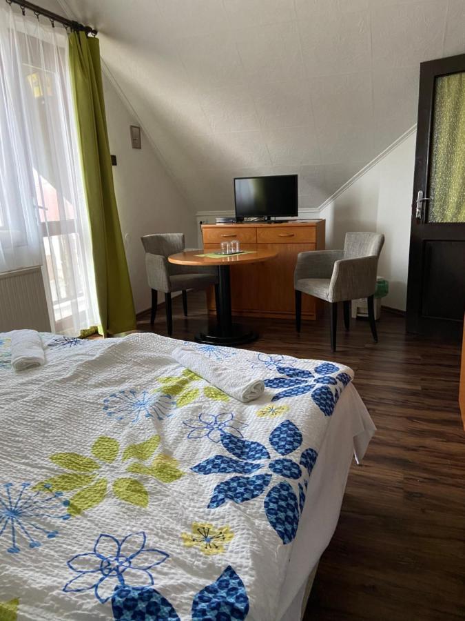 Teke Panzio Bed and Breakfast Körmend Exteriör bild