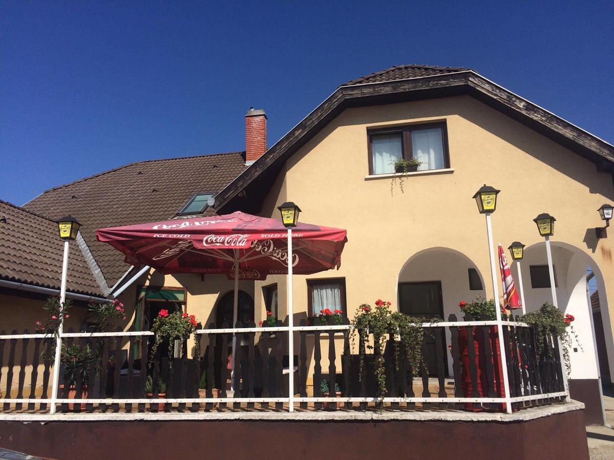 Teke Panzio Bed and Breakfast Körmend Exteriör bild